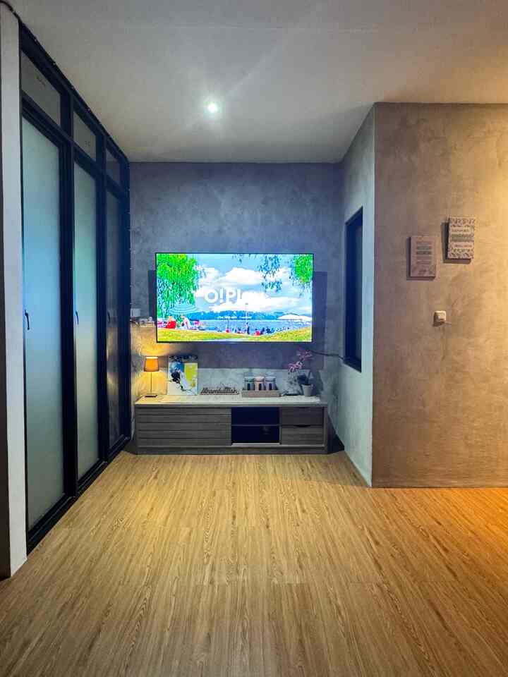 Salah satu yang buat aesthetic ruangan itu dengan menambahkan material wood salah satunya dengan pemakaian lantai vinyl di ruang tv ku ini, menurutku affordable sih untuk buat ruangan jadi nyaman, kemudian biar nuansa wood gak menoton kutambahkan dekorasi karpet dan ini bikin ruanganku jd berwarna, dan pastinya hemat di kantong soalnya dengan ukuran gede ini ditambah kualitasnya yang empuk sekali dengan harga under 300k.

#Materialrenovasi
#MaterialMurah
#LantaiWood
#lantaivinyl
#LantaiKamarTidur
#DekorasiKarpet
#RuanganAesthetic
#RuangTv
#Masterbedroom