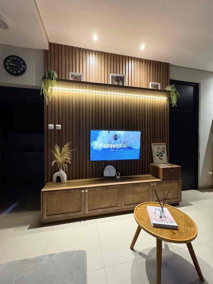 Material yg fungsional dan estetik ngga harus mahal. Contohnya wall panel TV ku ini yg jadi center of view di rumah seringkali disangka terbuat dari kayu. Wow kalau aku buat pakai kayu asli kebayang ngga sih mahalnya?🤔 
Untungnya skrg udah banyak bgt motif HPL yg menyerupai kayu, so aku pakai lah HPL🤎
Harganya jauh lebih murah, tapi tetap cantik dan estetik bukan?

#WarnaCatRumah / #Cat
 #MaterialRenovasi #MaterialMurah
#HPL #HPLWoodgrain #WallPanel #TVPAnel
#WallpanelTV #LivingRoom #RuangTV 