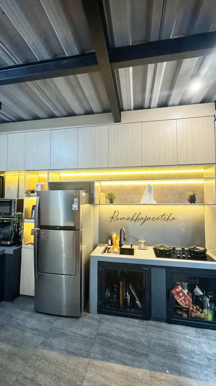 Dapur minimalis tidak hanya soal desain yang simpel, tapi juga soal fungsionalitas. Memanfaatkan banyak storage adalah kunci untuk menjaga dapur tetap rapi dan terorganisir.

Dengan kabinet yang dirancang optimal, kalian bisa menyimpan berbagai peralatan dapur, bahan makanan, hingga barang-barang kecil tanpa kesan berantakan. Tambahkan rak gantung atau laci tarik untuk memaksimalkan ruang vertikal.

Hasilnya, dapur tetap terlihat luas, nyaman, dan efisien, meskipun kalian memiliki banyak barang. Solusi pintar untuk ruang minimalis!

#KitchenSet #kitchensetPVC #kitchensetHPL #storageminimalis #solidsurface
#KitchenSetMinimalis #PlavonPVC 
#WarnaCatRumah #WallpaperDinding 
#WallpaperEstetik #Cat
#KitchenOrganization
#RuangMakanRapi
