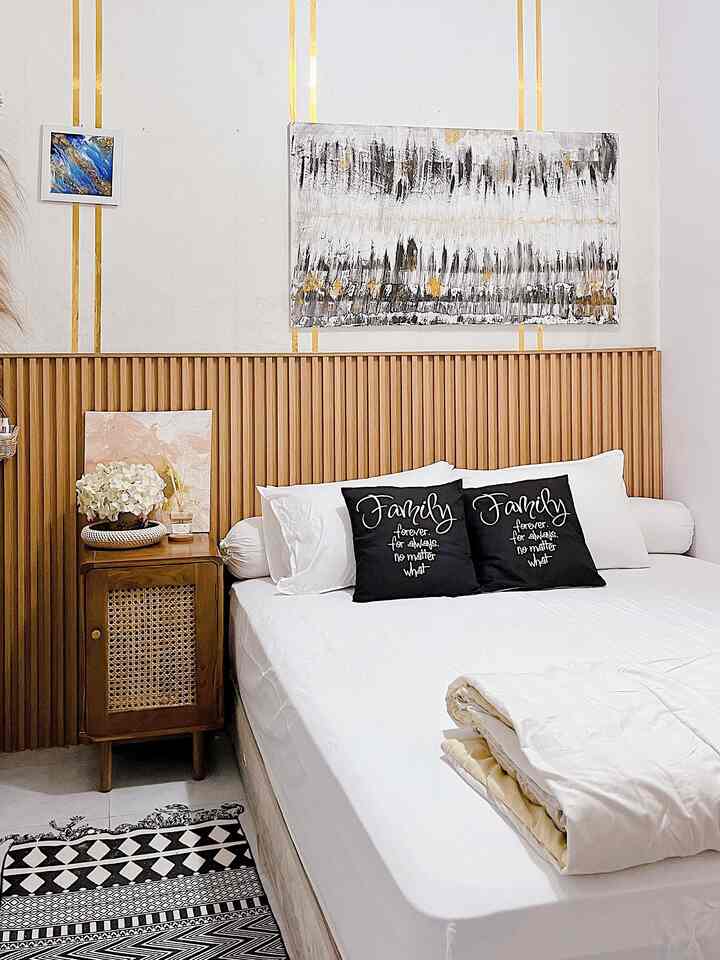 Haiii… bikin kamar ala hotel ini ternyta budgetnya cuma 3 jutaan loh

- Wpc wall panel dengan tinggi 3 m perlembar dengan panjang dinding 2,7m sehingga membutuhkan 10 lembar. Lem sealent Rp 35.000,-/botol butuh 2 botol. 

Wall paper polos sekitar 50 ribuan

Stiker list gold Rp 41.000,-/ roll. Dengan catatan ditempelnya di atas wall sticker ya agar menempel.

Nahh untuk makin hemat lukisan besar yang bikin juga kelihatan mewah kita bisa bikin sendiri dengan cara abstrak.

Jadi yg bikin ruangan kamar jadi terlihat ala hotel di antaranya ada wpc wall panel, stiker list gold, lukisan besar, dan nakas.

Nahh untuk nakas pilih yang bisa jadi ruang penyimpanan juga.

Nahh kalau gimana, mau make over juga gak?
✨🙂

#kamartidur #kamarutama #nakas #wallsticker #wpcwallpanel #wallpaper #sprei #tempattidur #rug #materialrenovasi #materialmurah