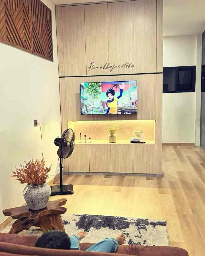 Ketika memilih barang untuk rumah, prioritas kami adalah fungsi. Setiap barang harus punya peran jelas yang mempermudah aktivitas sehari-hari. Tapi, kami juga percaya bahwa fungsi saja tidak cukup—desain yang estetik juga penting untuk menciptakan suasana nyaman dan menyenangkan di rumah.

Tips Memilih Barang Fungsional dan Estetik untuk Rumah
1.	Prioritaskan Kebutuhan
Pilih barang yang benar-benar Anda butuhkan dan akan sering digunakan. Fungsi selalu menjadi prioritas utama.
2.	Desain yang Selaras
Pilih barang dengan desain yang sesuai tema rumah Anda, seperti minimalis, modern, atau klasik. Ini membantu menciptakan keselarasan visual.
3.	Ukuran yang Proporsional
Pastikan barang tidak terlalu besar atau kecil untuk ruang yang tersedia. Barang yang fungsional juga harus nyaman ditempatkan.
4.	Material Berkualitas
Cari barang yang tahan lama, seperti kayu solid, logam, atau plastik berkualitas tinggi. Estetika juga datang dari material yang terlihat premium.
5.	Pilih Warna Netral atau Kombinasi Tepat
Warna netral seperti putih, abu-abu, atau pastel mudah dipadukan. Jika ingin aksen, pilih warna yang mendukung nuansa rumah Anda.
6.	Pikirkan Storage
Pilih barang yang multifungsi atau memiliki ruang penyimpanan tambahan, seperti ottoman dengan laci atau meja lipat.
7.	Baca Ulasan atau Lihat Inspirasi
Sebelum membeli, cari tahu pengalaman pengguna lain atau lihat referensi dekorasi rumah untuk memastikan barang tersebut cocok. 

#livingroom #DindingHPL
#WarnaCatRumah 
#Catduluxeasyclean 
#lantaiSPC
#kabinethpltaco
#kamartiduranak 
#kamartidurutama 
#ruangtamu
#MaterialRenovasi
#MaterialMurah
