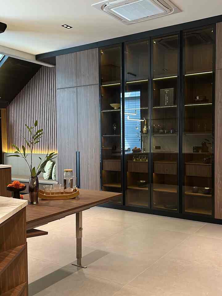 Meja tersembunyi bikin dapur ku makin luas. Rak dapur yang rapi dan estetik dengan piring, gelas, dan mangkuk tertata sempurna. Simplicity yang bikin nyaman!

#HPLAICA #rakpiring #piringikea #lemaridapur #gelaskaca #gelasanggur #mangkuk #gelas #KitchenOrganization #RuangMakanRapi