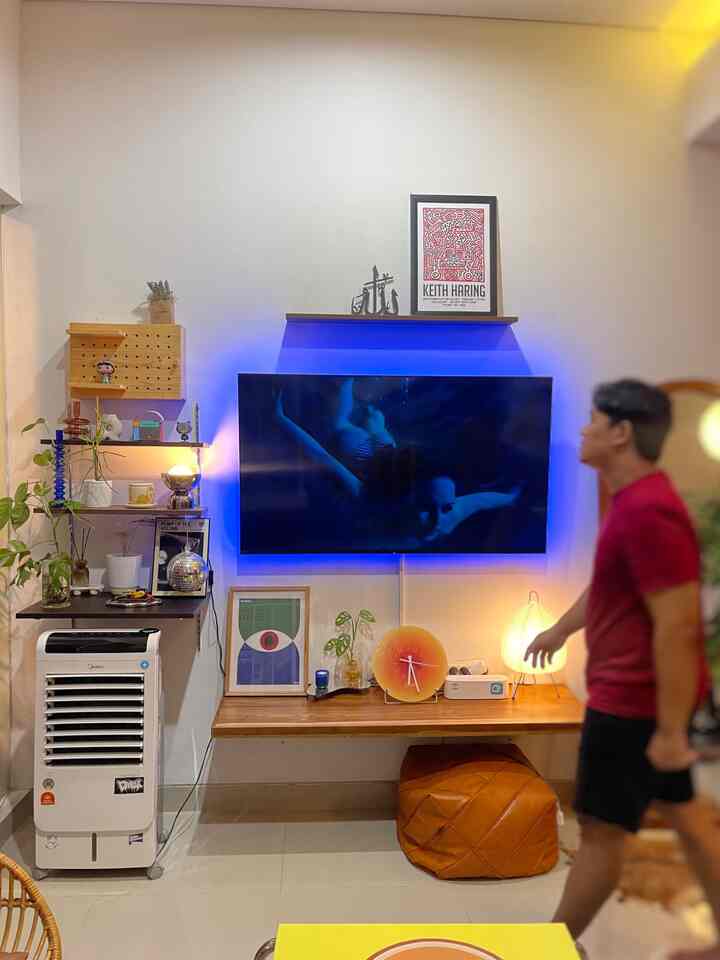 Material dekorasi rumah yg Ramah Kantong!

Di area dinding TV ini supaya tidak terasa sempit kami memutuskan untuk tidak memakai jasa interior design karena ingin area ini jd area entertain yg bisa didekorasi sesuka hati.

Solusi hemat budget utk makeover area dinding Tv ini adalah pakai ambalan dinding. Meja tv floating berbahan kayu jati (140x40cm) custom di woodcraft langganan kami yg harganya 900.000, diatas tv rak ambalan dr ace hardware yg tentunya murah meriah. Lalu Rak 3 susun menggunakan tiang & siku braket stainless. dgn ukuran ambalan 60x20cm & 60x40cm untuk menaruh item-item dekorasi & ambalan yg paling lebar ditujukan untuk tempat turn table vinyl player jika nanti sudah ada rejeki 😉

Kemudian cermin di samping TV ini juga custom di tukang cermin langganan yg paling affordable se area Surakarta. Berbentuk Arch dgn Tinggi 165x70cm berbahan kayu jati hanya 550.000. jika di compare dengan toko lain baik offline / online selisihnya bisa lumayan jauh loh ☺️

Kalau ditotal biaya material untuk mendekor area ini masih dibawah 2juta yah, Semoga menginspirasi ✨ 📺🪞🪴

#Rakdinding #AmbalanKayuJati #BraketDinding #BraketStainless #AirCooler #PendinginRuangan #AmbalanTV #CerminKayuJati #RakSusun #AreaTV #MaterialRenovasi #MaterialMurah 