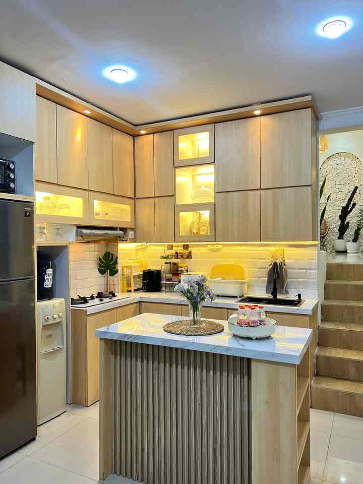 Kitchen set berukuran 2,5m X 3m ini memiliki banyak laci penyimpanan sehingga barang2 tersusun rapi pada tempatnya.
#kitchenset #kitchensetminimalis #kitchenorganization #ruangmakanrapi #dapur #ruangmakan
