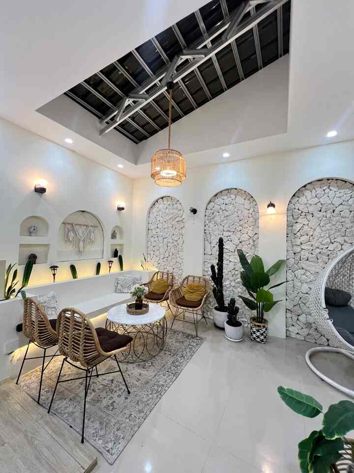 Ruangan ini sangat estetik dengan tempelan batu limestone di dinding. Untuk harga limestone ini 180rb/meter (90rb/karung untuk setengah meter). Selain itu saya mendesign lekukan arch di dinding untuk digunakan sebagai tempat pajangan, menjadi terlihat semakin berasa ala Cafe dan Villa.
#teras #ruangsantai #ruangkeluarga #livingroom #materialrenovasi #materialmurah