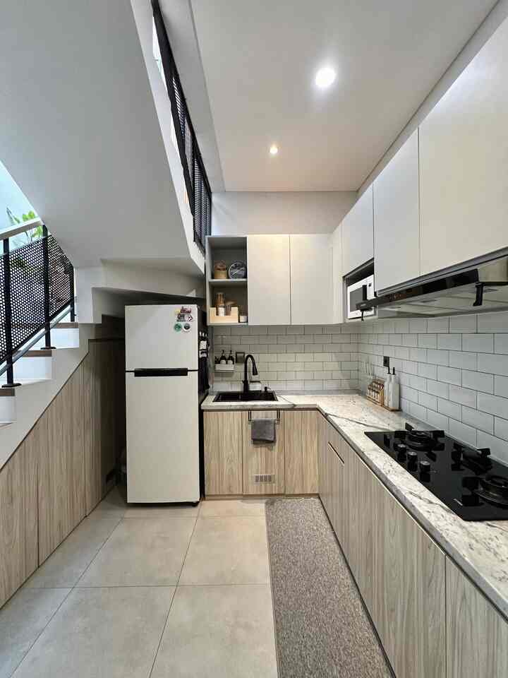 Caraku bikin dapur rapi dan terlihat bersih✨
Semua barang di dapur siberi rumah. Aku menggunakan kabinet tertutup supaya semua bisa dimasukkan dan menghindari debu. Tempat sampah dapur, aku masukkan dalam kabinet untuk menghindari bau dan terlihat bersih.
#kitchensetminimalis
#kitcheninspiration
#organizingkitchen
#penataandapur
#kitchenorganization
#ruangmakanrapi
#homeinspiration
#homedesign
#desaindapur
#dapurmodern 