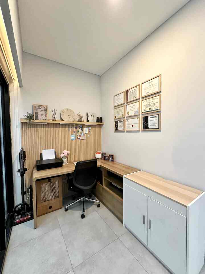 Bikin ruang kerja dirumah jadi estetik cuma pakai material low budget ✨
Bikin ruangan cantik ga selalu harus pakai bahan mahal. Salah satunya ruang kerja dirumahku, dekorasinya aku pakai frame foto dari picora, dan menggunakan wallpanel supaya kebih manis, untuk meja aku letakkan tempat sampah kecil yang lucu supaya sekalian menjadi dekorasi.
#ruangkerjaestetik
#homeoffice
#workingspace
#homedecor
#wallpaneldinding
#framefoto
#materialrenovasi
#materialmurah
#modernindustrial