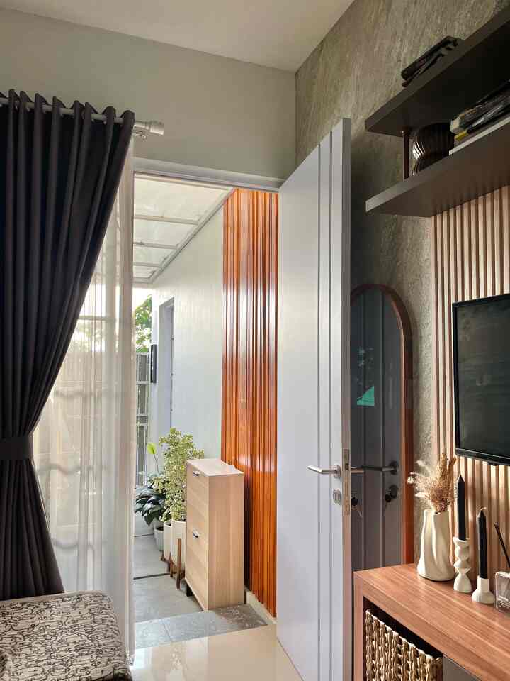 Entrance area yang dulunya polosan aja sekarang udah lebih "hidup" dengan beberapa items yang kami tambahkan disana. Kami memasang panel kayu supaya moodnya lebih warm, kemudian menambahkan rak sepatu agar lebih rapi & yang terakhir menambah koleksi tanaman dari rumah ibunda tercinta. Gimana menurut tetangga? Semoga mennginspirasi.

#MaterialRenovasi #MaterialMurah #WallPanel #PanelKayu #RakSepatu #TanamanEstetik #RumahMinimalis