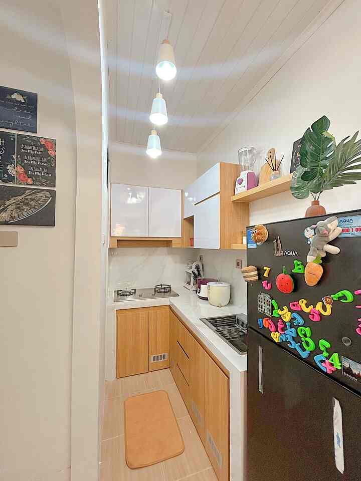Haiii tetangga online 🏡

Dapur dirumah ku sangat mungil, berukuran 1,5x2m. Walaupun mungil, sebisa mungkin aku menata perabotan makan dan teman-temannya agar terlihat rapih.

Siasat aku dengan pakai kitchenset yg sudah include rak mini agar barang-barang yg jarang terpakai bisa masuk ke lemari kabinet atas dan penataan piring serta sendok-sendok dilaci kitchen set.

Semoga menginspirasi 🤗🏡

#KitchenSet
#PlavonPVC
#KitchenSetMinimalis
#KitchenOrganization
#RuangMakanRapi
#HPLTaco
#KeramikLantaiMotifKayu
#DapurMinimalis 