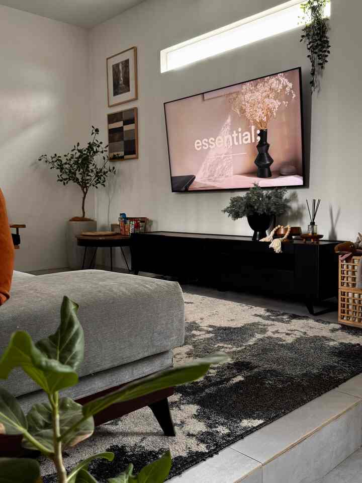 Livingroom tempat kedua tersibuk dirumah, karena banyak menghabiskan waktu disini untuk nonton film ataupun bercengkrama dan sebagai playroom anak balita juga

Aku spill Beberapa item produk yang affordable yang disimpan di living room yang menambah suasana living room lebih warm dan cozy 

#bumitimi #livingroom #sofaabu #ruangnontontv #materialrenovasi #materialmurah #spillprodukaffordable #lantaiabu