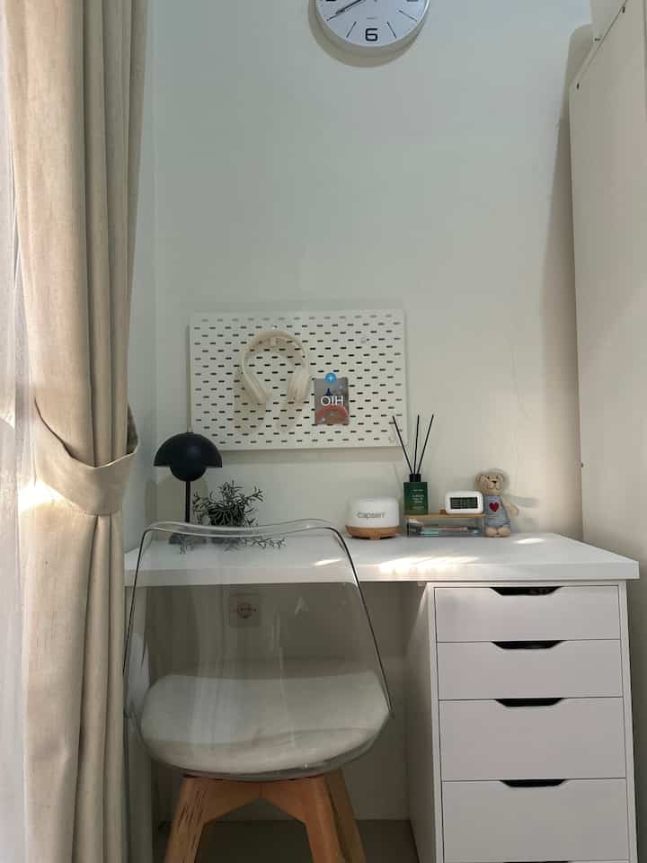 Material ramah di kantong.
Hai, kali ini aku mau cerita mengenai meja kerjaku.
Jadi sebelumnya aku udah pernah beli meja kerja dari merk ternama yang menurutku ga terlalu mahal juga, tapi look dan bahannya kokoh bgt. Ternyata waktu barang sampai, ga muat di kamarku. Keliatan gede banget dan ngabisin tempat. Sampai akhirnya aku preloved aja. Trus nyoba nyari lagi karna tetap ingin pojokan ini jadi area kerja. Akhirnya aku nemu salah satu toko yang bisa custom meja kerja dengan ukuran, material dan model yang aku suka. Looknya lebih cantik, dapet lacinya juga, bahannya polywood (bukan mdf) dan sudah laminasi bagian bawah dan dalam lacinya. Kalau dibandingin harganya kurang dari setengahnya nih sama merk sebelah. Beruntung banget rasanya, lebih hemat budget, lebih fungsional karna ada lacinya yg bisa aku pake untuk simpan kosmetik, dan bahannya lebih oke.
Semoga menginspirasi ya, tetangga!

#MejaKerja #ruangkerja #mejabelajar #areakerja #workspace #pegboard #kursikerja #lampumeja #fejka #reeddiffuser #jammeja #mejaberlaci #Materialmurah #Materialrenovasi 