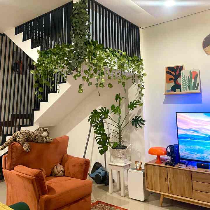 Aku mau spill #material ramah kantong (affordable) yang aku
gunakan untuk mengubah ruangan jadi lebih estetik :

1. Daun juntai artificial : di lantai 1, terdapat tangga yang aku manfaatkan untuk menaruh #tanamanartificial daun juntai agar ruangan lebih hijau dan hidup

2. Ambalan : Tembok kosong di atas TV aku pasang ambalan dengan dekorasi figura. Hal ini membuat #livingroom cantik tanpa harus mahal2 custom backdrop 

3. Ambalan dan cat di #homeoffice : di lantai 2, terdapat space untuk home officeku, agar lebih estetik dan cantik, aku decor dengan cat di area tembok dan juga memasang ambalan murah untuk menaruh pajangan/buku

4. Guest room : #guestroom ini merupakan hasil DIY menggunakan kayu yg dibeli dengan harga dibawah 200rb. Modal kayu dan cat membuat kamar ini jadi lebih cantik.

#materialmurah #materialrenovasi