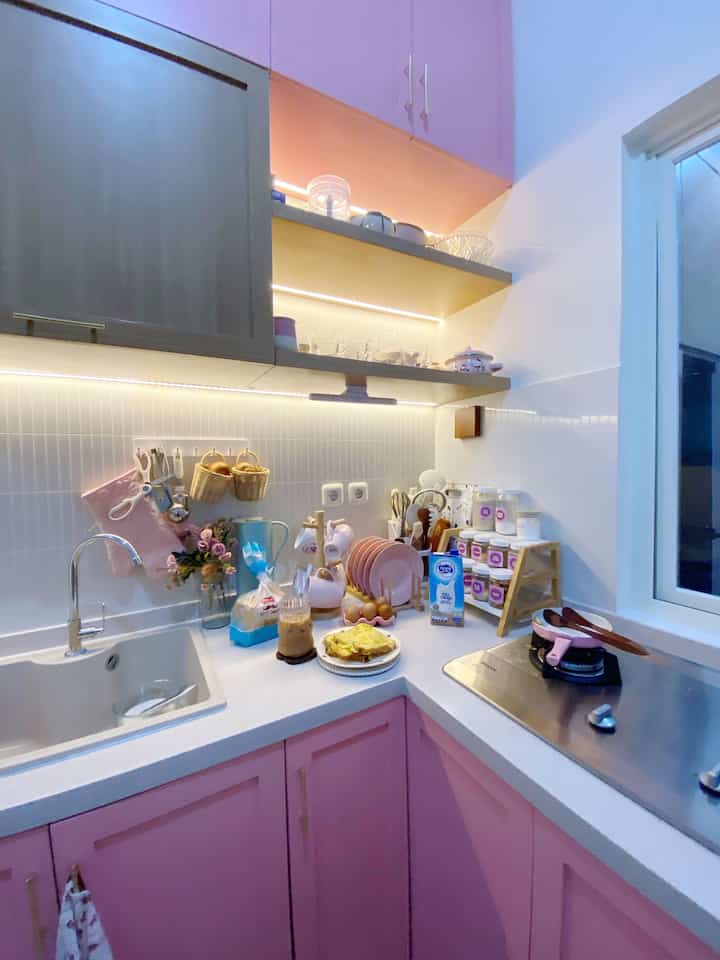 Ruang dapur open space ini memiliki banyak ruang kabinet penyimpanan. Mengingat rumah ini hanya punya luas 36 meter persegi, maka kami maksimalkan kitchen set ini dengan dua ambalan terbuka dan kabinet atas bawah. Bagian atas kami gunakan untuk penyimpanan piring dan peralatan makan yang jarang digunakan dan kabinet bawah untuk penyimpanan barang-barang dengan ukuran besar.

#kitchensetpink #kitchensetcarduco #kitchenorganization #ruangmakanrapi #ruangmakanminimalis