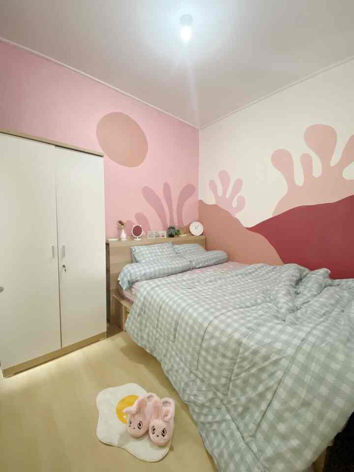 Punya kamar utama terbatas? Gak pake pusing untuk ngedekornya. Dengan kemampuanku bikin mural, kamar ini aku cat menggunakan Nippon Pain Spotless yang aku beli dengan warna terracota dan pink. Dan beberapa warna lainnya hasil mixing. Dengan budget sekitar 300ribuan, aku bisa mendapatkan kamar super cute 😊 Jangan lupa dekorasi dengan vas bunga dan keset berbulu lembut biar tambah estetik 😁

#catdinding #catdindingmural #muralestetik #kamarutamaterbatas #kamartidur #kamarku #warnacatrumah #MaterialRenovasi #MaterialRumah