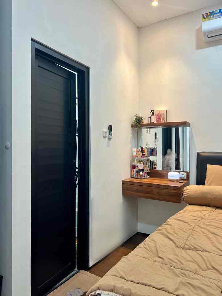 Material Ramah Kantong ✨

Menyiasati kamar yang ga begitu luas salah satu caranya adalah dengan menggunakan storage custom. Di #BruwnHouse, pojok sisa dari tempat tidur aku manfaatkan sebagai tempat make up dan skincare.  Material HPL awet untuk jangka panjang dengan harga yang masih relatif affordable. Rak putar akrilik susun bisa jadi opsi agar semua produk skin care tertata rapih tapi ga menghabiskan tempat. Semoga menginspirasi ✨

#Storage
#StorageCustom
#HPL
#LantaiVinyl
#CatDinding
#Cat
#MaterialRenovasi
#MaterialMurah