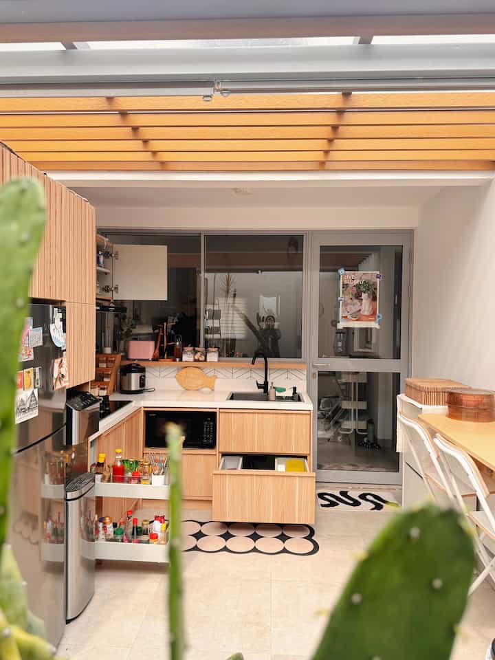 コンパクトキッチンの収納アイデア✨
—
このキッチンの面積は 3x2.8 メートルです。収納をより効果的にするために、各コンパートメントがさまざまなタイプのキッチン機器を収納できるように特別に設計されたカスタムキッチンセットを作成しました。キッチンに基づいて分類された収納のタイプは次のとおりです。装置：

1.棚：さまざまな種類のスパテラ、さまざまなキッチンスパイス、トースターの保管に使用されます

2.ボトルラック：さまざまなボトル型のキッチンスパイス（ソース、醤油など）を保管するために使用されます。

3. 米の保管
4. エアフライヤーの保管
5. 食品ストックの保管
6.お皿やグラスの保管
7.保存瓶の保管
8. 家庭のニーズに合わせた収納
9. 電気機器の保管場所（ランプ、懐中電灯など）

—
私が共有できるのはこれだけです、お役に立てば幸いです😊🫶🏼

#ウッドグリッド #KarpetEstetik #LantaiConcrete #KitchenOrganization #RuangMakanRapi #KitchenStyling #KitchenInspo #KitchenIdeas