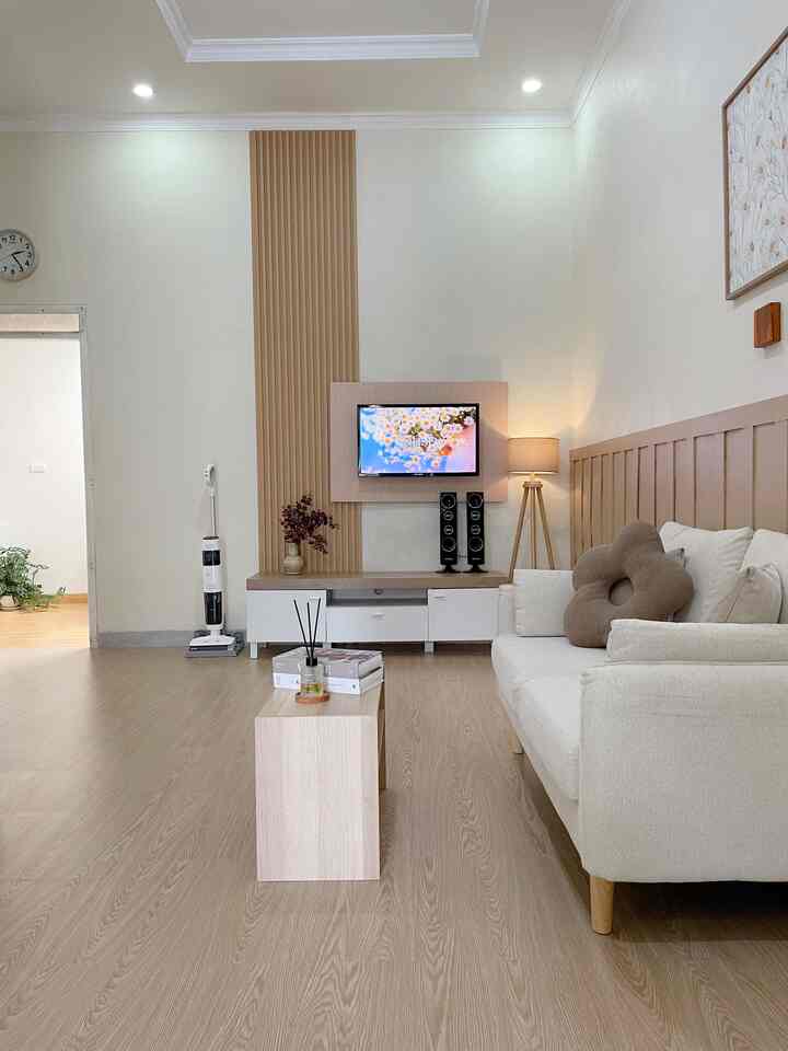 Ruang keluarga kami adalah tempat paling banyak kami menghabiskan waktu disini. Sekedar bercengkrama, menonton TV bersama, dan berbagi cerita setelah seharian bekerja dan beraktivitas. Maka dari itu kami usahakan untuk membuat ruangan ini terasa hangat dan nyaman. Untuk backdrop TV kami beri tambahan wall panel dan dinding nya kami beri wall baten dengan warna coklat/kayu. Bagian lantai juga kami ganti dengan vinyl floor agar makin terkesan hangat. Semoga menginspirasi 🤍

#InspirasiRuangTamu #RuangTamuJapandi #CatTembokCream #Cat #Wallpanel #WallBatten #VinylFloor #WallDecor #MejaTamuMinimalis