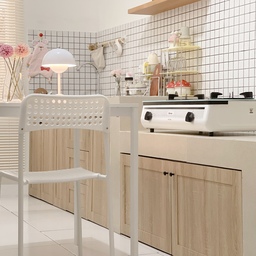 Menata dapur sempit 
Dapur ini tidak begitu luas hanya berukuran 2,5 X 6 dapur memanjang kadang kesulitan untuk take photonya hehe tapi gapapa yaa, untuk penyimpanan barang2 atau peralatan dapur aku taruh di lemari dapur & kitchen set untuk bumbu2 aku taruh di rak dapur. Untuk penggunaaan peralatan dapur aku minim peralatan ya karena mengingat tempat penyimpanan yang terbatas untuk meja makan aku pakai meja ukuran 75X75 minimalis banget yang penting rapih sih menurutku, semoga menginspirasi ya 🩵 
#kitchenorganization
#ruangmakanrapi
#kitchenset
#minimalis 
#dapurmodern 
#koreanhouse
#warnacatrumah
#roomdecor 