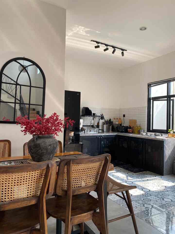 Dapur bersih dan kotor jadi satu. Hanya memakai tutup pintu kitchet set bagian bawah tapi belum ada storage/sekat untuk penyimpanan, jadi untuk menyiasati agar tetap fungsional (sendok, piring, gelas) dengan menambah rak peniris piring dan rak2 untuk menyimpan gelas dll.


#vasbunga #kursimakanrotan #toptable #kitchensetbawah #KitchenOrganization #RuangMakanRapi