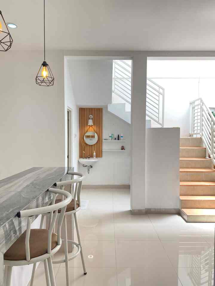 Siapa bilang ruangan cantik estetik harus mahal? Dengan sentuhan wallpanel seperti ini ruangan kamu busa lebih glow up loh. Kamu juga bisa menambahkan lampu agar lebih menonjolkan sisi ini. Pssst, budget untuk renovasi ini kurang dari 500 ribu loh

#bathroom
#bathroomestetik
#MaterialRenovasi
#MaterialMurah

