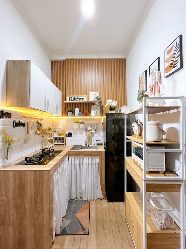 Storage Dapur Mungil ✨

Dapur mungil yang belum menggunakan  kitchen set ini masih menggunakan gorden kolong dapur dan rak. Untuk menyimpan perabotan di dapur kami gunakan rak kabinet atas untuk menyimpan gelas, kotak bekal dan minum anak-anak, rak susun dapur kami manfaatkan untuk simpan perabotan, untuk sendok garpu dan sutil masak kami pasang  rel gantungan di dinding untuk menghemat tempat.

Semoga menginspirasi 🤗🥰

#DapurTanpaKitchenset #WallpanelDinding #KitchenOrganization #RuangMakanRapi #RakBumbuDapur #RakSerbaguna #RakOven #Baksplash #DapurMungil #InspirasiDapur