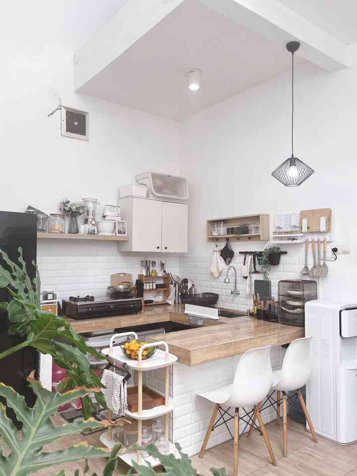 ✨Merapihkan dapur dengan berbagai jenis Storage. 

Sempat khawatir dapur terlihat berantakan karena belum memiliki kitchen set. Akhirnya kami mengakali dengan memaksimalkan penyimpanan menggunakan rak storage untuk bagian bawah dapur. 

Agar bagian atas dapur juga lebih bermanfaat, kami juga meletakan penyimpanan di bagian dinding berupa ambalan dan peg board. 

Untuk bagian top table juga menggunakan rak untuk menyimpan berbagai bumbu & peralatan memasak. 

Agar tetap terlihat estetik berbagai penyimpanan baik storage, toples dan rak menggunakan warna yang senada. Kebanyakan berwarna putih & hitam dengan aksen kayu.

#KitchenOrganization #RuangMakanRapi #KitchenSet #AmbalanDapur #TrolleyDapur #RakBumbuDapur #Pegboard
