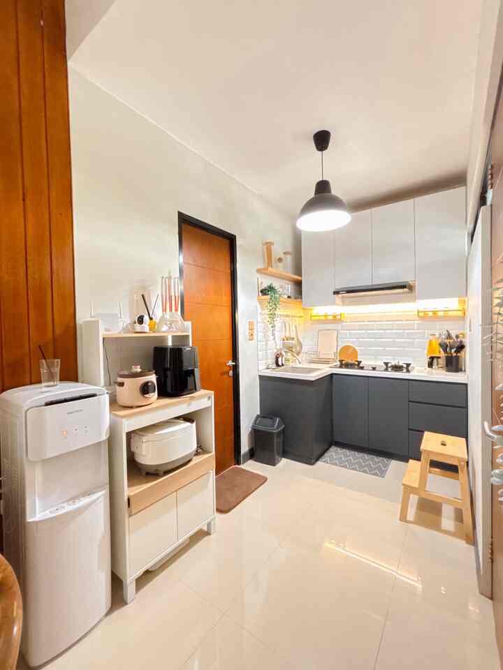 Ruang Penyimpanan di dapur ✨

Dapur kami meskipun mungil tapi tetap fungsional, terdapat beberapa penyimpanan seperti tempat sendok, tempat gelas, tempat piring, dan di dalam rak dapur tambahan terdapat alat-alat elektronik. Penambahan ambalan di dapur juga bisa jadi tempat penyimpanan juga loh!

#AirFryer #LampuGantung #TanggaDapur #RakDapur #KabinetDapur #DapurMinimalis #KitchenOrganization #RuangMakanRapi 