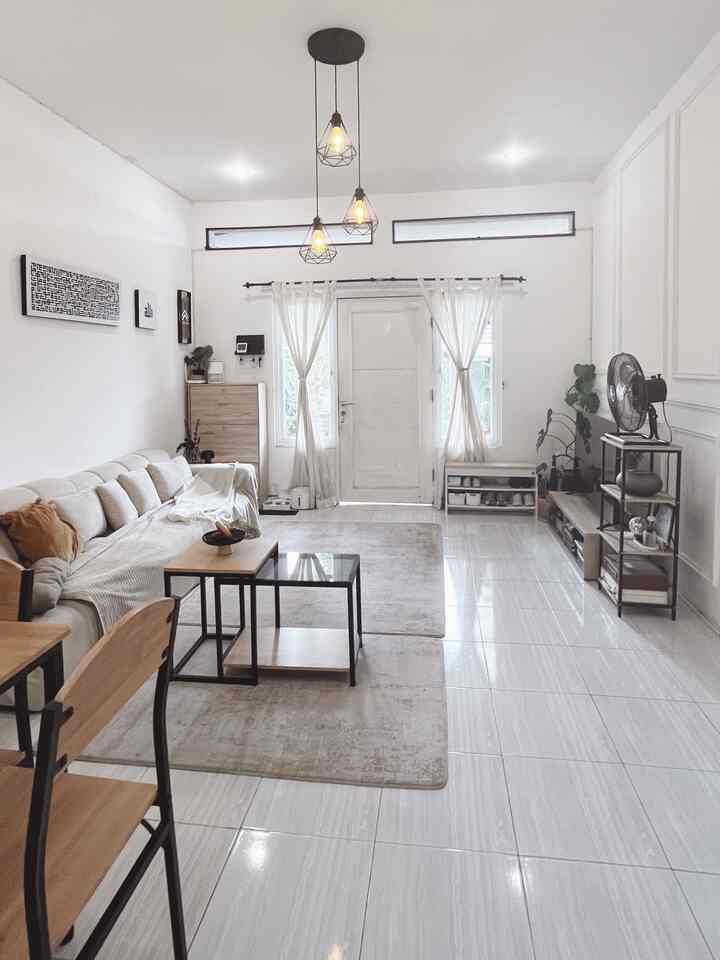 ✨ Back Drop TV Low Budget

Menambahkan wall moulding bisa jadi salah satu ide untuk mempercantik area dinding living room. Kami menambahkan wallmoulding hanya di satu area dinding, hal ini untuk memberi aksen sekaligus menjadikannya backdrop area TV.  
Untuk material lain di living room semua masih bawaan developer. Rata2 materialnya low budget tetapi dengan warna2 netral sehingga mudah dipadu-padankan. 

#keramikmurah #catdinding #wallmoulding  #Lampu #kassanyamuk #MaterialRenovasi #MaterialMurah