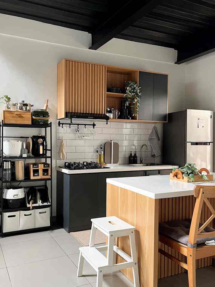 Kitchen Organizing Ideas for Small Kitchen 🤍

Sebagai pemilik dapur kecil, menata dapur tetap rapih, estetik, dan muat berbagai peralatan dapur jadi hal yang cukup menantang. 

Beberapa hal yang aku terapkan di dapur #rumahmaknaa : 
1. Mengusahkan semua barang masuk ke dalam kabinet. Berhubung meja dapur kecil hanya 180cm, jadi di top table hanya untuk botol minyak dan talenan. Sisanya dimasukkan ke dalam kabinet dan beberapa disimpan di rak terbuka. 
2. Memilih menggunakan laci kabinet dengan mode drawer sehingga penyimpanan bisa disesuaikan dengan kategori. Hasilnya penyimpanan jadi lebih maksimal. 
3. Custom laci dengan sekat untuk menyimpan alat makan dan alat masak. 
4. Menggunakan storage tambahan yang memudahkan untuk mengambil barang. Misalnya aku menggunakan storage divider untuk menyimpan peralatan masak atau menyimpan piring berdiri dengan disimpan di rak piring.
5. Menggunakan storage box yang bisa ditumpuk untuk memaksimalkan space penyimpanan di ambalan. Misalnya kotak stok makanan di kabinet atas dapur atau tempat bawang di rak terbuka. 

Menurutku poin penting dari mengorganisir peralatan dapur adalah susun berdasarkan kategori, pastikan semua terlihat, dan mudah diakses. Oh ya, supaya dapur tetap rapi, jangan lupa decluttering secara berkala. 
 Semoga bermanfaat 🤍. 

#KitchenSet #KitchenSetJapandiIndustrial #SmallKitchen #WarnaCatRumah #SubwayTile #Backsplash #LantaiDapur #GraniteTiles #Cat #HPLBrownDeluxe #HPLMidnightGrey #KitchenOrganization #RuangMakanRapi #DapurRapi 

