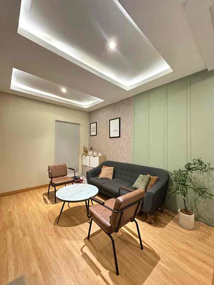 Hi Semua,

Di beberapa area rumah kami,  pada area layout dinding menggunakan material yang affordable alias ramah dikantong, yaitu wallbaten menggunakan material HMR / MDF. 

Material tsb bisa di kombinasikan dengan design yg di inginkan, misal hanya di aplikasikan setengah dinding atau full. 

Pada intinya, untuk membuat atau merubah area dinding selain mix and match warna cat juga bisa mengaplikasikan walldecor dengan material HMR, pengaplikasian nya pun cukup mudah dapat dilakukan sendiri dirumah. Semoga menginspirasi ya 💙

#lantaispc #wallbatten #wallbaten #walldecor #hmr #mdf #materialrenovasi #materialmurah