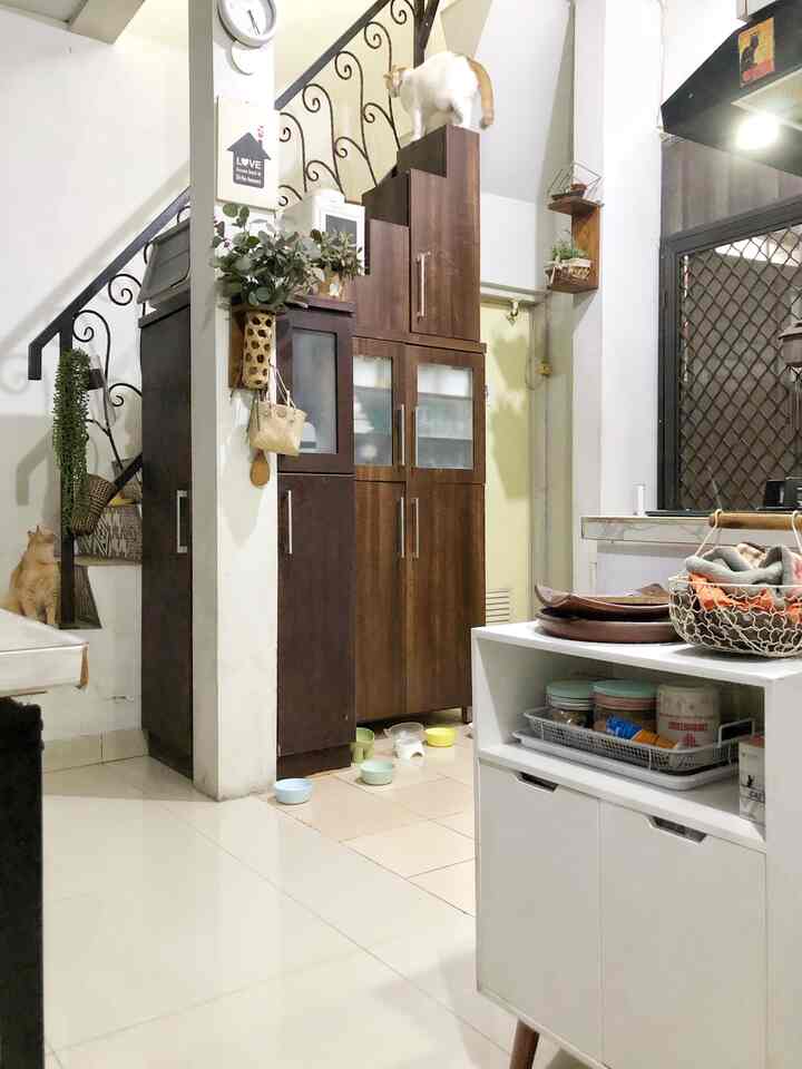 Membeli rumah lama, memiliki keterbatasan untuk merenovasi, sehingga kami harus berdamai dengan luasan dapur yang sangat terbatas. Jadi, harus berstrategi, bagaimana menjaga dapur terlihat rapih. Punya ruang-ruang penyimpanan, menjadi KOENTJI hehehe. 

Kitchen set ini kebetulan saya custom, mengikuti ruang. Seperti lemari penyimpanan dibawah dan balik tangga dengan ukuran yang disesuaikan. Gimana? Semoga menginspirasi teman teman yang punya dapur kecil ya!

#KitchenOrganization #RuangMakanRapi #lantaiGranit #rakbumbu #lemaripenyimpanan #keranjangbuah #catdinding #minicontainer