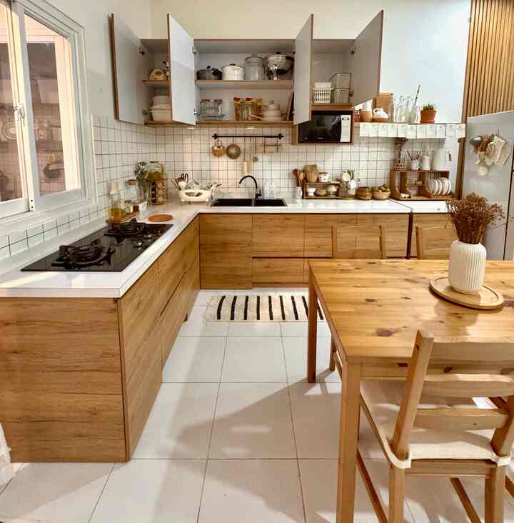 Laci kabinet dapurku sangat membantu menyimpan banyak peralatan masak, alat makan juga stok makanan, membuat dapur menjadi rapi tidak sumpek semua ada tempatnya masing-masing 🫰🏻

#MejaMakan #Kitchenset #KitchensetMinimalis #AlasPanci #KomporTanam #WadahMentega #RakPiringEstetik #RakKayuJati #StikerKulkas #SinkHitam #RailSerbaguna #KitchenOrganization #RuangMakanRapi