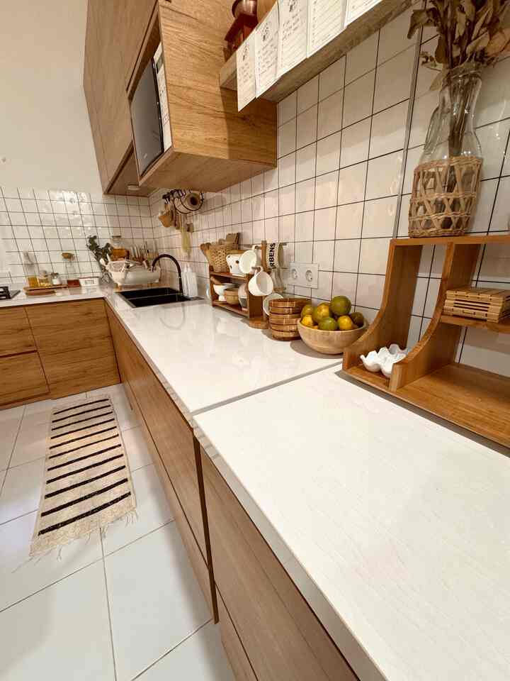 Backsplash dapurku awalnya menggunakan keramik motif hexagonal, tapi sekarang aku make over sesuai keinginan cukup menggunakan stiker vynil tahan air motif kotak, dapurku jadi terlihat manis dan rapi.

Budget make over bacsplash dapurku gak pake mahal ga pake ribet dan gak kotor, tinggal tempel, untuk wallpaper vinyl aku beli sekitar 200rb an sudah mampu mengumbah ambience dapur.

#WallpaperDinding #Eucalyptus #VasKaca #TekoPitcher #KitchensetKekayuan #KeranjangBawang #AlasPanci #MaterialRenovasi #MaterialMurah