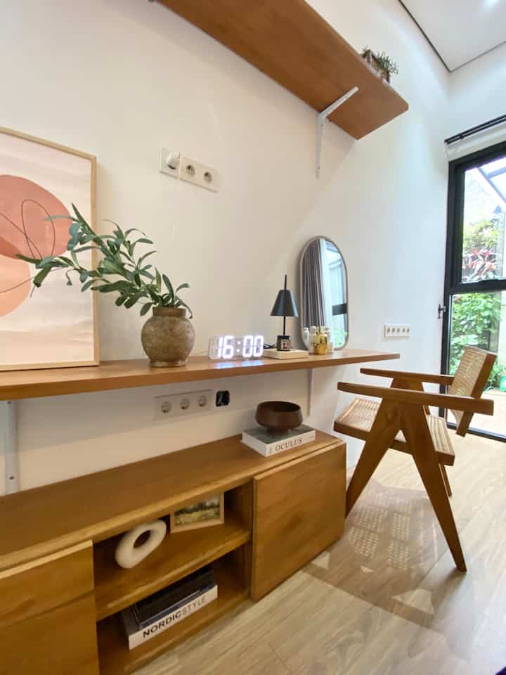 Salah satu kamar tidur di Royal Corner ini memakai barang yang cukup ramah dikantong namun tetap terlihat estetik dan juga fungsional. Memilih menggunakan kabinet yang dapat digunakan untuk menyimpan barang-barang, agar tetap terlihat rapi, dan meletakan ambalan yang lebih panjang diatasnya, yang dapat difungsikan sebagai meja rias. Jadi bukan hanya ramah dikantong tapi juga menghemat ruang. Kami juga memilih menggunakan kursi rotan yang harganya cukup terjangkau. Selain itu pemilihan lantai dengan spc motif kayu juga membuat ruangan semakin estetik dan hangat.

#ambalankayu
#mejarias
#kabinetkayu
#kabinet 
#kursirotan
#spclantai
#lantaispc
#hiasandinding
#materialrenovasi
#materialmurah