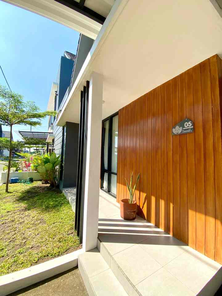 Material ramah kantong estetik ✨

Kami menggunakan Conwood sebagai material utama yg nampak pada fasad. Material ini bisa dibilang ramah di kantong karena looknya mirip kayu, namun terbuat dari fiber semen. Dibanding dengan material mahal lainnya seperti batu alam asli, Conwood bisa menjadi salah satu pilihan sebagai aksen fasad yang lebih affordable.

#Conwood #Woodplank #PotTeracota #MaterialRenovasi #MaterialMurah 