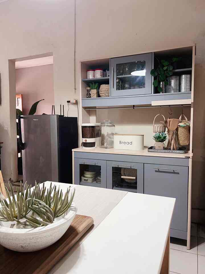 Tempat penyimpanan barang di dapur memang wajib punya. Sengaja untuk penyimpanan aq pilih yang di dominasi rak tertutup. Gunanya buat meminimalis debu yang datang.

Seperti lemari dapur ini yang khusus aq taruh untuk para piring, gelas cantikku dan beberapa alat masak yang jarang dipakai. Sedangkan yang buat harian aq tempatkan di rak berbeda.

#storage #rakdapur #lemaridapur #kitchenset #kitchenorganization #ruangmakanrapi #lemaridapur #kabinetdapur #inspirasidapur #storageidea 