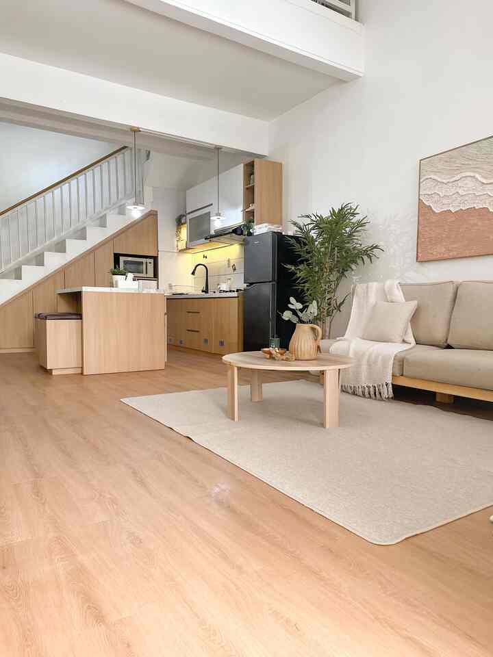 Di tahun ini ada beberpa perubahan dirumah.
1. Living room , akhirnya kami memutuskan untuk menggunakan vinyl dengan budget  200ribuan per box nya untuk luas ruangan 32sqm dan ini bener” merubah ambience ruangan jadi lebih warm.

2. Bathroom, menggunaan precut tiles dengan harga 23K / keping untuk sedikit kesan japandi dan bathroom nice menggunakan granit dengan harga 170 / box. Untuk list bathroom nice kami menggunakan list wpc dengan harga 57rb per batang dg ukuran panjang 120cm. 

3. Mengganti backsplash dapur menggunakan precut tiles sama dengan yg kami gunakan di kamar mandi, kalo beli bos harganya cuma 130ribuan isi 6 keping, ini bener” bikin look dapur jadi japandi banget

4. Bedroom, ini sudut kamar yang aku manfaatkan untuk area kerja, lantai nya menggunakan vinyl dengan harga 300ribuan per box nya, meja belajar harga 300rb dan kursi transparan harga 200ribuan. 

Menurutku material yang kami gunakan cukup ramah di kantong dan kualiatasnya juga kami perhatikan saat memilih material tersebut. 
Dan hasilnya memuaskan bagi kami 😊



#VinylFlooring
#KitchenBacksplash
#KeramikKamarMandi
#BathroomNiche
#PrecutTiles
#DekorasiDapur
#DekorasiLivingRoom
#Workspace
#WorkingSpace
#JapandiHouse
#KitchenSet
#Bathroom
#DekorasiKamrMandi


#MaterialRenovasi
#MaterialMurah 