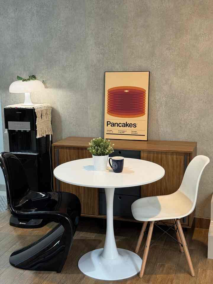 Salah satu material yang bisa langsung mengubah suasana ruangan agar berbeda dari sebelumnya adalah penggunaan wallpaper 🩶

Awalnya tembok di dining area ini berwarna putih (cat bawaan developer), namun karena kita ingin membuat pemisah area yg lebih tegas maka kami memutuskan untuk memasang wallpaper dengan motif semen exposed. Kami menggunakan wallpaper dari ‘Kertasive’ dan dipasang sendiri 🤗
Harganya cukup terjangkau dan proses pemasangannya juga terbilang mudah.
Buat temen-temen yang mau mencoba menggunakan wallpaper untuk mempercantik rumah/ruangan dirumah, jangan ragu buat pilih wallpaper dari ‘Kertasive’ ya 🤗

#wallpaperdinding #wallpaperestetik #wallpaperingsendiri #wallpaperdindingsemen #materialrenovasi #materialmurah 
