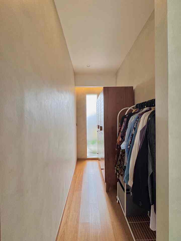 Menata walking closet impian memang memerlukan budget dan perencanaan yang tepat, tapi gak harus mahal loh ✨💰

Partisi di walking closet kami menggunakan material gypsum dan kami cat sendiri dengan teknik cat dekoratif agar terlihat berbeda. Pada ujung walking closet kami kasih kaca yang dilapisi dengan stiker sunblast. Selain untuk pencahayaan, juga untuk memberikan sentuhan estetik.

Kebanyakan furniture yang kami gunakan sekarang adalah furniture lama yang kami pakai kembali (re-using furniture). Jadi, walking closet ini berfungsi agar lemari lama kami di dalam kamar utama dapat tertata rapih, namun tidak menghilangkan estetika ruangan. 

Oiya, fungsionalitas suatu ruangan harus sejalan dengan estetika yaa. Misalnya, pilih rak yang bisa diatur ketinggiannya dan gantungan yang stylish namun kuat. Dengan begitu, walking closet tidak hanya indah, tetapi juga praktis.

#WalkingCloset #InteriorDesign #TipsMenataRuangan #InspirasiWalkingCloset #Cat #CatInterior #CatDekoratif #WarnaCatRumah #PartisiRuangan #SunblastKaca #LantaiSPC #LemariGantung #LemariPakaian #LemariJati #Wardrobe #PintuKamar #InspirasiPintuKamar #Pintu #PintuMinimalis #MaterialRenovasi #MaterialMurah