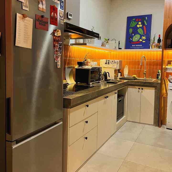 Karena kami sukanya open storage, sebenarnya ngga terlalu banyak area penyimpanan tertutup di dapur kami. Alasannya simple: Supaya apa yang mau diambil bisa langsung kelihatan tanpa harus buka laci satu per satu 😂 #TimMager

Anyway, karena preference itu juga lah kami cenderung lebih suka mobile storage seperti tray atau open box untuk menata barang-barang dapur. Ngga cuma itu, terkadang kami juga menggunakan barang-barang non-konvensional sebagai tempat penyimpnan loh, kayak korean cooking pot di slide akhir contohnya 😂

#Kitchensetminimalis #Concretecountertop
 #Kitchenorganization #Ruangmakanrapi

