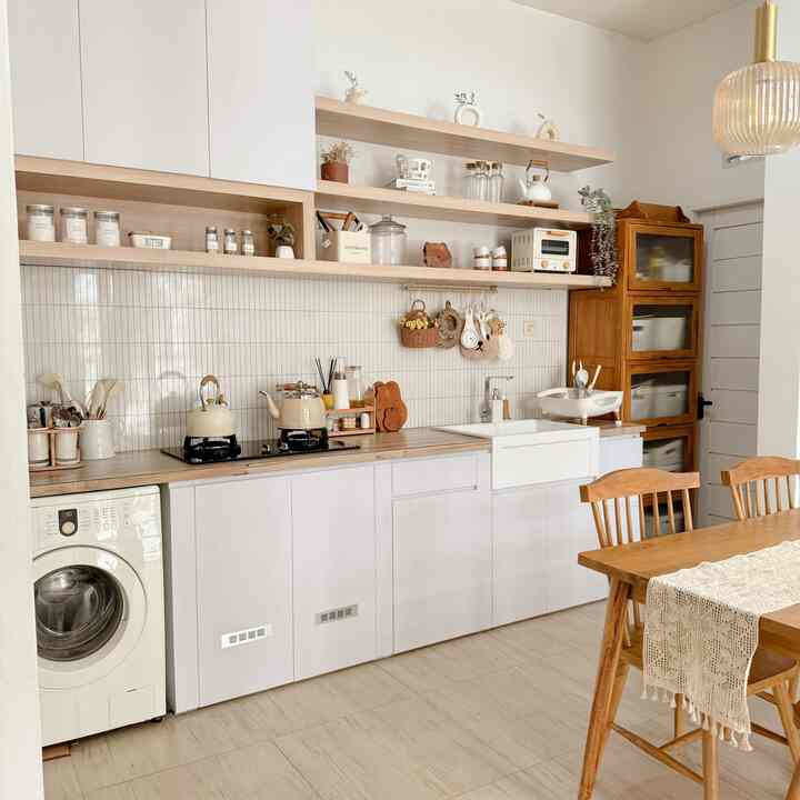 Seneng banget pas tau dapur ku bisa dibuat secakep ini hanya dengan cor semen.
Bener2 ramah di kantong, mudah2an awet ya.
Untuk spill budet menggunakan cor coran ini bervariasi ya temen2 karena beda jasa tukang dan material di tempat tinggal biasa berbeda.. nah kalau kitchen set ini budget ny sekitar 10 jutaan.
Semoga menginspirasi...🫶🏻🫶🏻🤍🤍


#kitchensetminimalis
#PlavonPVC
#warnacatrumah
#WallpaperDinding
#WallpaperEstetik
#Cat
 #MaterialRenovasi
#MaterialMurah