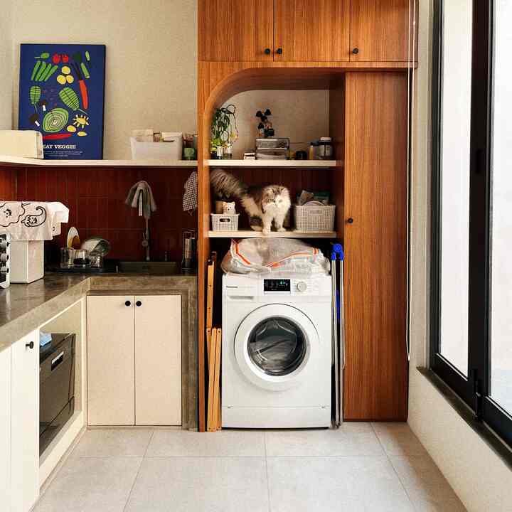 Salah satu material yang kita pilih untuk menghemat budget, akhirnya malah jadi salah satu fitur favorit di rumah!
Yes, bare-concrete countertop yang idenya muncul untuk menghemat budget ternyata bikin rumah ini jadi semakin personal: Unfinished, raw, yet polished at the same time ✨
Uniknya adalah, semakin lama digunakan, concrete countertop kami semakin muncul karakternya dengan goresan-goresan dan noda yang semakin lama semakin bertambah. Meskipun perawatannya agak ribet, we think it's worth the effort! #ConcreteCountertop #ConcreteKitchenCounter #MaterialRenovasi #MaterialMurah #MaterialKitchen #IndustrialKitchen