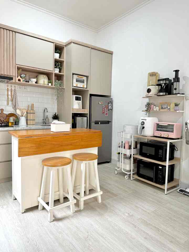 Meja makan minimalis ini ga cuma untuk meja aja tapi bisa juga untuk menyimpan peralatan dapur, yang paling seneng bisa dipindah pindah juga 😊


#kitchenset
#hplaica
#mejamakan
#rakdapur
#KitchenOrganization 
#RuangMakanRapi