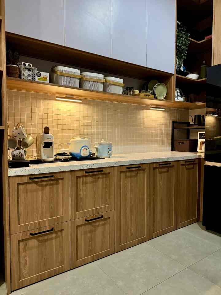 Dengan memiliki banyak storage di kitchen set, membuat ruangan menjadi lebih lega #kitchenset #kitchensetminimalis #toptablesolidsurface #hpltaco #keramikmozza #kitchenstorage #KitchenOrganization #RuangMakanRapi