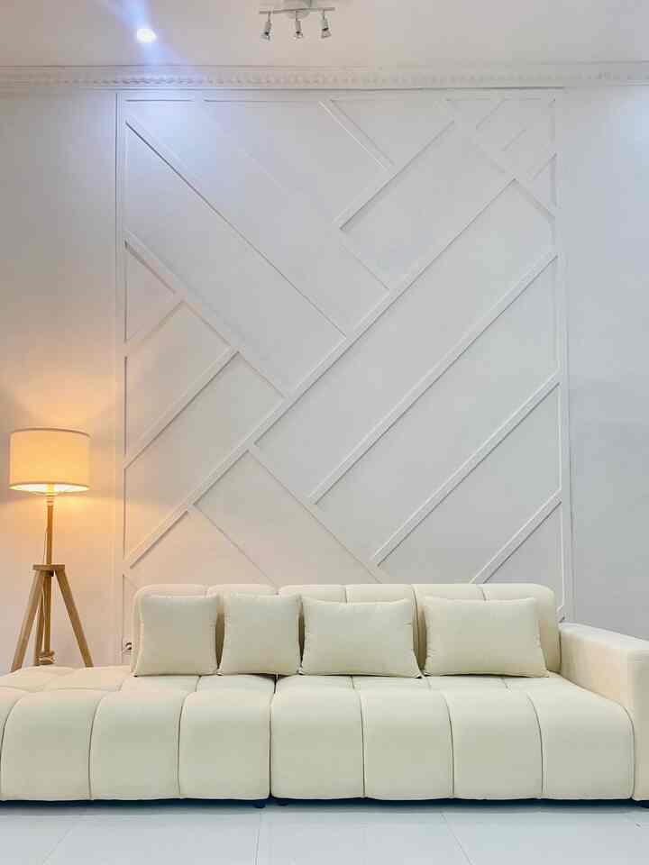 Spill Material Ramah Kantong. 
Bikin Wall Batten di Living Room cuma modal 500Ribu-an.

Aku mau bercerita tentang perjalanan makeover dinding polos jadi lebih estetik dengan Material GRC.

Slide terakhir memperlihatkan proses saat sedang di makeover.
• Menggunakan GRC dengan ketebalan 12mm atau 1,2cm, 
• Dipotong memanjang dengan lebar 5cm 
• Ditempel mengikuti Pola dan model yang diinginkan menggunakan paku lalu di Compound.
• Terakhir dicat menggunakan cat tembok interior, warna sesuai keinginan.

Gimana hasilnya? Cakep kan🤍
Semoga Menginspirasi.

#WallpaperDinding #WallpaperEstetik #WallBatten #WallpaperGRC #cat #MaterialRenovasi #MaterialMurah #MaterialGRC
