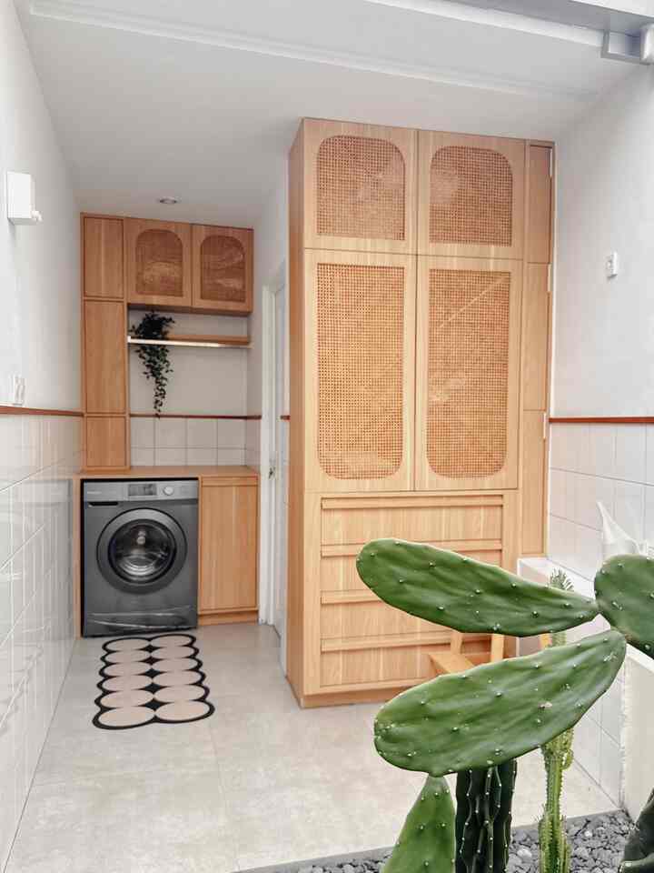 Rekomendasi material affordable 
—
1. Rotan Lembaran
Karena furniture dirumah menggunakan aksen rotan, maka kami menyesuaikan juga furniture custom menggunakan rotan lembaran agar tetap senada dengan furniture yang sudah kami beli jadi.
2. List Kayu
 Material ini juga menjadi aksen pada hampir seluruh ruangan termasuk kamar tidur, kamar mandi dan area laundry.
3. Kisi-kisi kayu
Material ini dipasang untuk menambah estetika dapur dengan adanya elemen dekoratif dan pembayangan yang unik pada jam-jam tertentu.
4. Cat eksterior 
Cat ini direkomendasikan karena harganya yang affordable dan memiliki ketahanan yang baik terhadap cuaca panas maupun hujan.

#RotanLembaran #ListKayu #KeramikDinding #KeramikLantai #MaterialRenovasi #MaterialMurah #MaterialInspo #ReferensiMaterial