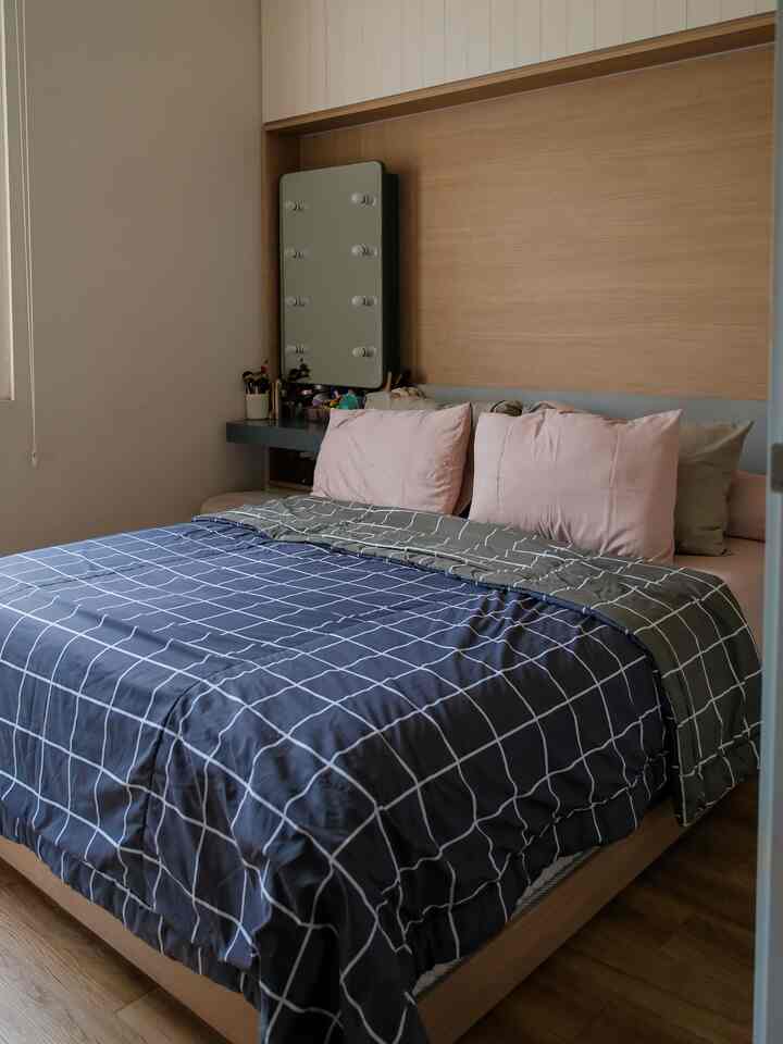 Natural toned 6-tatami bedroom featuring a wood tone wall and bed with pink pillows, creating a cozy atmosphere