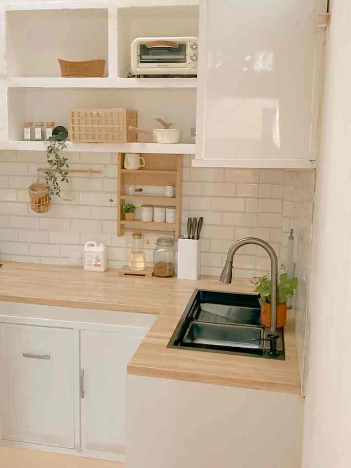 Di dapur ini kami memanfaatkan kitchenset dan ambalan biar ruangan tampak rapi dan tertata , selain itu saya juga tambahan rak elektronik tambahan di samping kompor, dan di area laci di kitchenset bawah saya jadikan untuk tempat penyimpanan perintilan kecil ,seperti sendok dll, untuk tempat bumbu ,saya simpan di rak bumbu gantung sehingga tempat bumbu lebih mudah di jangkau karna dekat sama tempat kompor. 

#Keranjangyukabamboo #Oven #bungagantung #keramikdinding #kitchenorganization #ruangmakanrapi