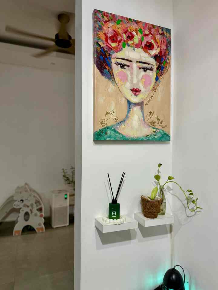 Sebagian besar furniture di rumah menggunakan bahan kayu/plywood/blockboard. Alasannya, krn secara harga masih masuk di kantong tetapi masih bisa mendapatkan look kayu natural sesuai dengan pallete rumah kami
#Livingroom #Reeddiffuser #vasbunga #DIYvasbunga #MaterialRenovasi #MaterialMurah #Catputih #LantaiVinyl #Wallpaperkayu