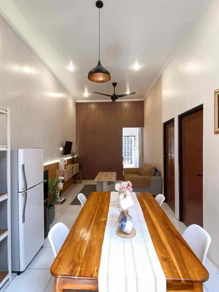 Ruang keluarga pakai tema japandi minimalis,jadi semua furniture dan interior fokus pada kombinasi warna wood,white,dan black.
Tidak semua interior dirumah ka.mi ini menggunakan budget yang besar, ada juga yang low budget sepeti dinding belakang sofa. Makeover dinding dari material GRC yang dijual ditoko bangunan,ternyata harganya sangat ramah dikantong😍
Jadi lembaran GRCnya dipotong2 menggunakan gerinda,lalu dipasang ke dinding. Cara pasangnya juga gampang loh, bisa menggunakan skrup atau pakai paku beton.
Semoga menginspirasi😍

#WarnaCatRumah
#Cat
#MaterialRenovasi
#MeterialMurah